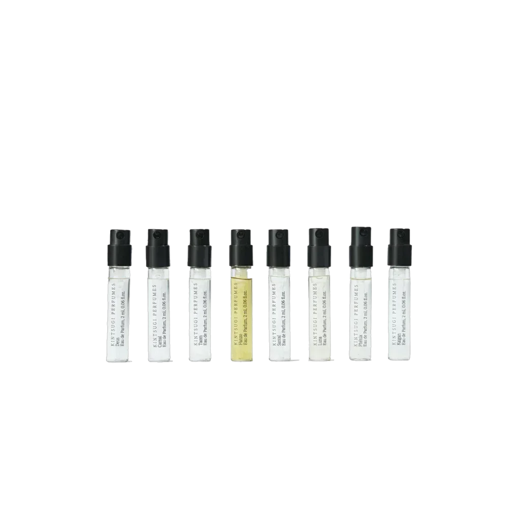 Acht Parfümpröbchen mit Sprühverschluss in verschiedenen durchsichtigen Fläschchen. Produkt: Gift Set 8 x 2 ml. Anbieter: Kintsugi Perfumes.