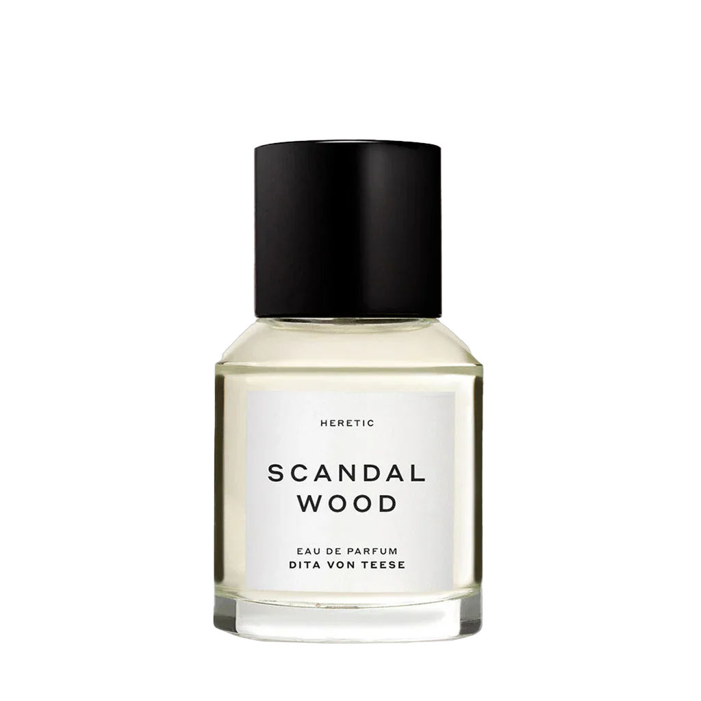 Parfümflasche "Scandalwood" von Heretic Parfum, zylindrische Form, schwarzer Deckel, minimalistisches weißes Etikett.