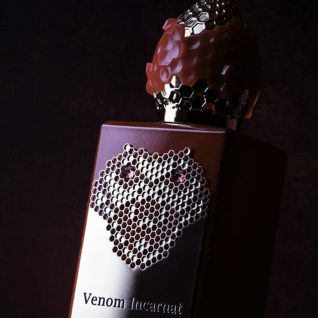 Kunstvolles Nischenparfum mit Frucht, Leder & Amber – jetzt VENOM INCARNAT bei scent amor kaufen