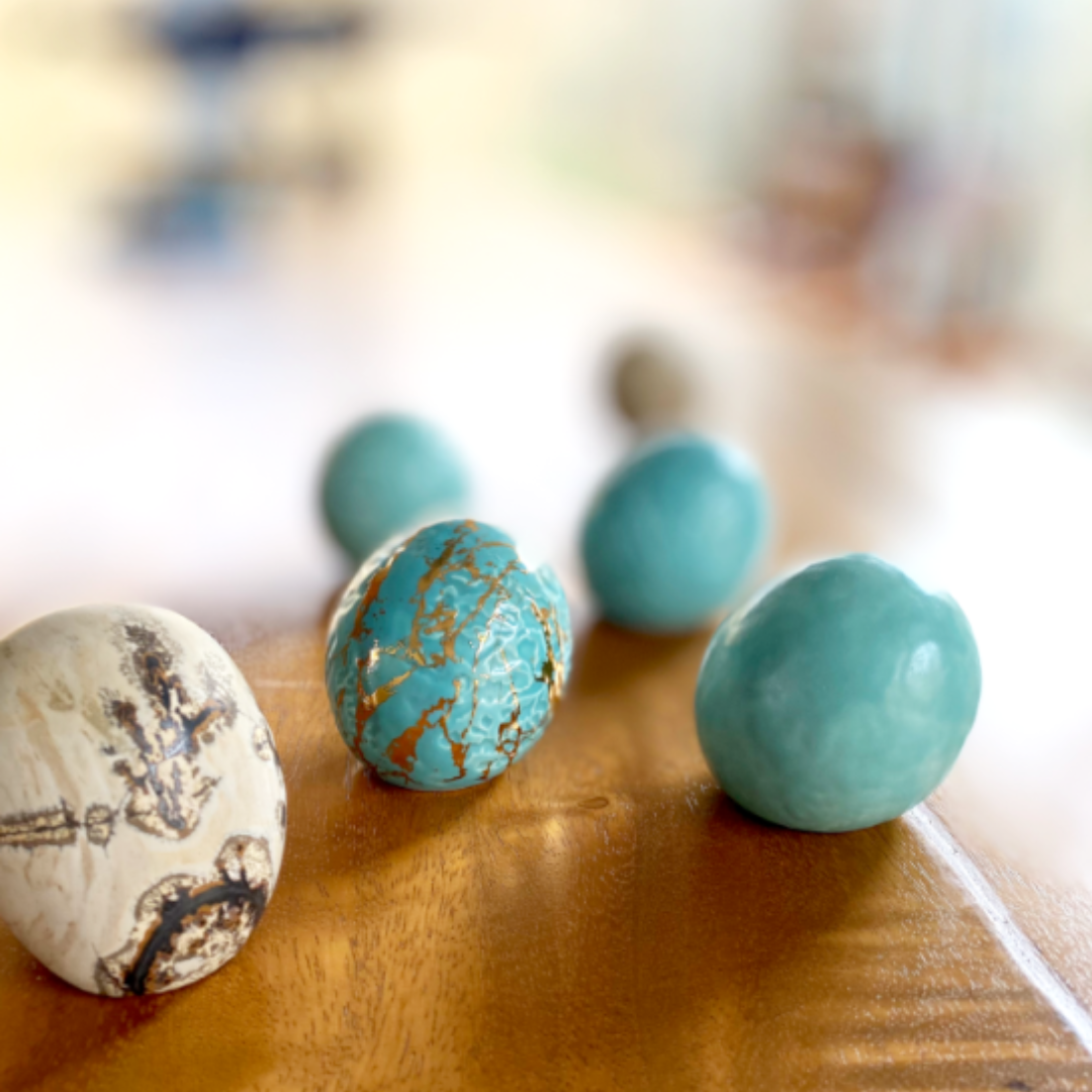 KV by Kateryna Vel'menko, Duftinspiration mit farbigen Kugeln auf Holzoberfläche, abstrakte Stimmung und kreative Parfumästhetik, erhältlich bei scent amor.