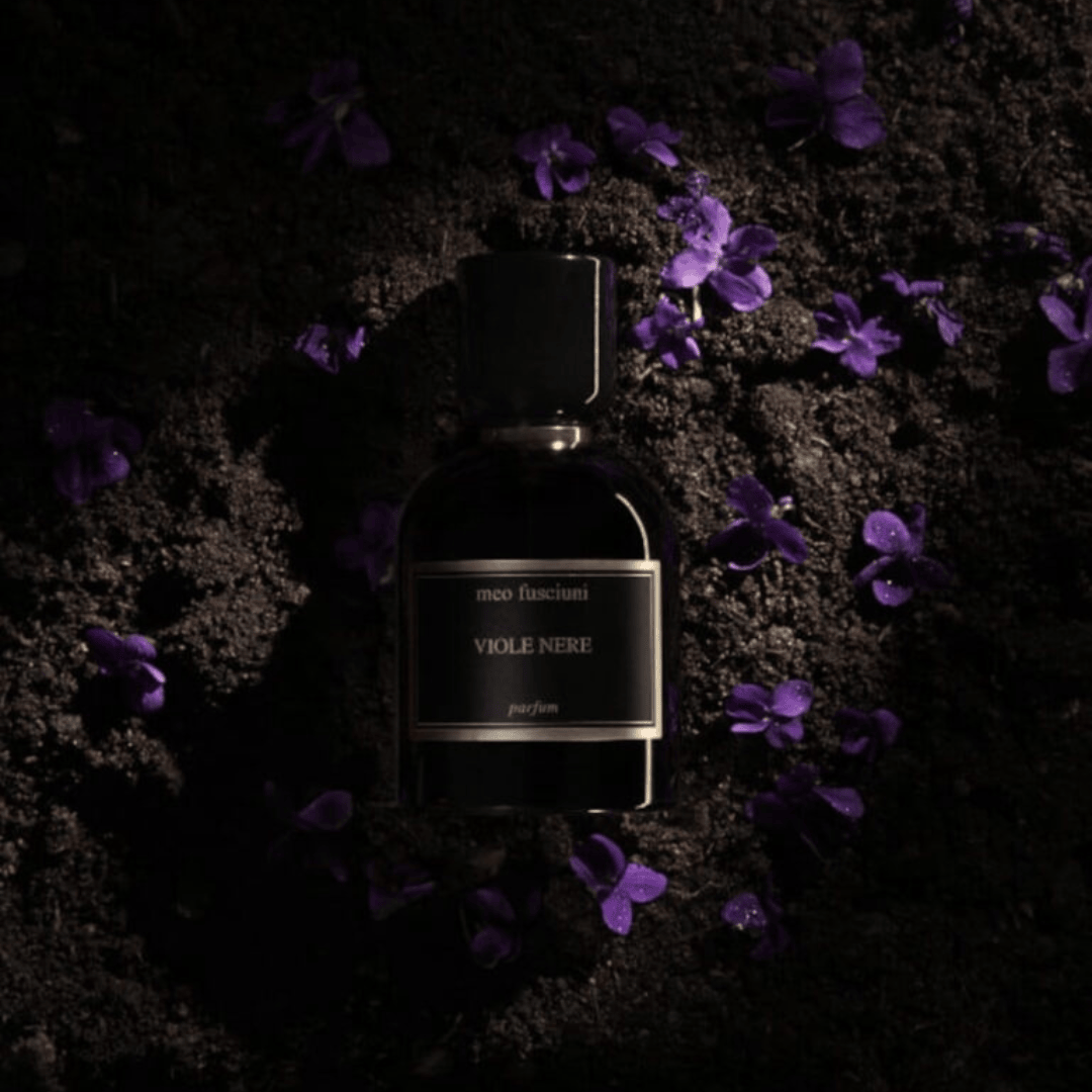 Meo Fusciuni Viole Nere Parfum, eine melancholische Duftkomposition aus dunklen Veilchen, feuchter Erde und rauchiger Tiefe, atmosphärisches Duftbild, erhältlich bei scent amor.
