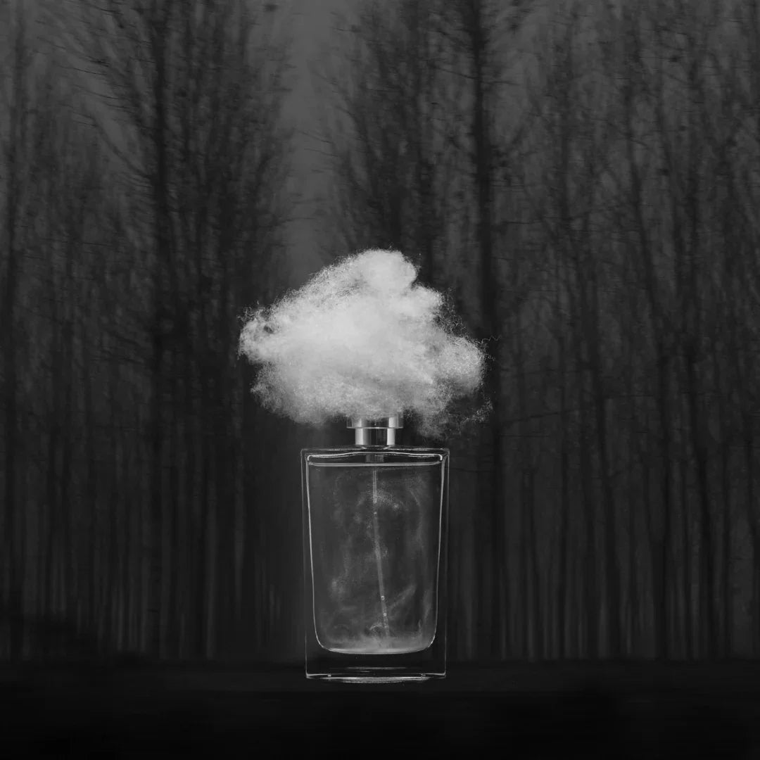 Flakon von NEBBIA DENSA von Filippo Sorcinelli, mit einer nebelartigen Substanz, die aus der Öffnung entweicht.