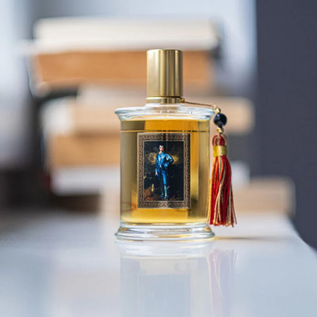 BLEU SATIN Eau de Parfum – aquatisch-fruchtiger Duft mit Cassis, Leder & Vetiver bei scent amor erleben