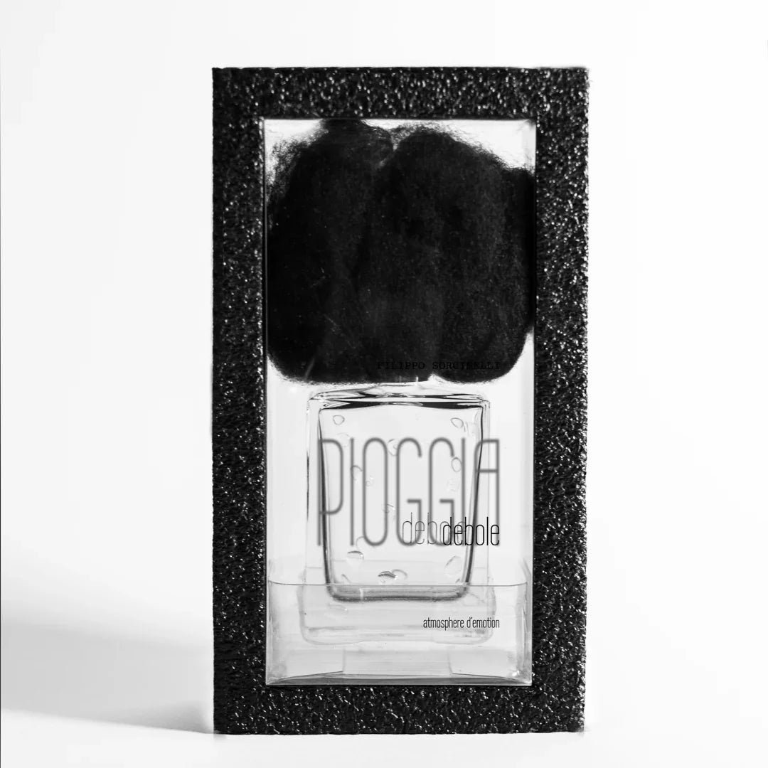 Schwarz gerahmte Flasche "PIOGGIA DEBOLE" von Filippo Sorcinelli, mit transparentem Glasbehälter und schwarzem Filz darüber.