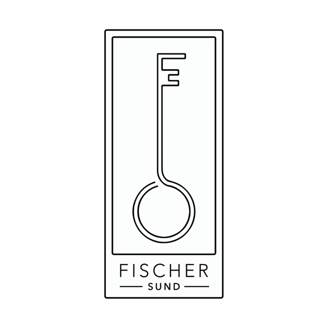 Minimalistisches Logo eines Schlüssels in einem Rechteck, mit dem Text FISCHER SUND unter dem Schlüssel.