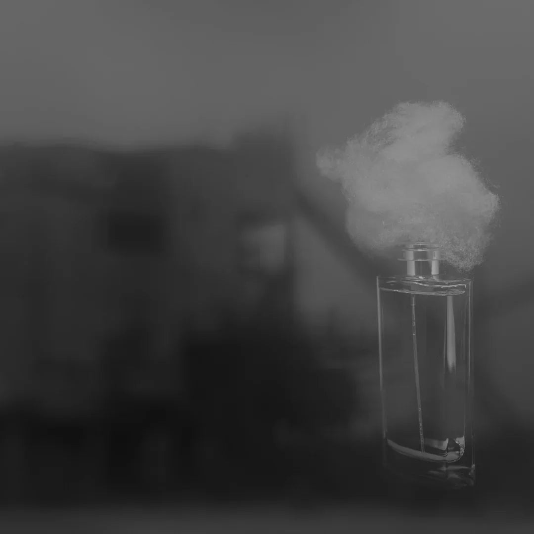 Parfümflasche "NEBBIA FITTA" von Filippo Sorcinelli. Die Flasche ist klar mit einer wolkenartigen Struktur oben.