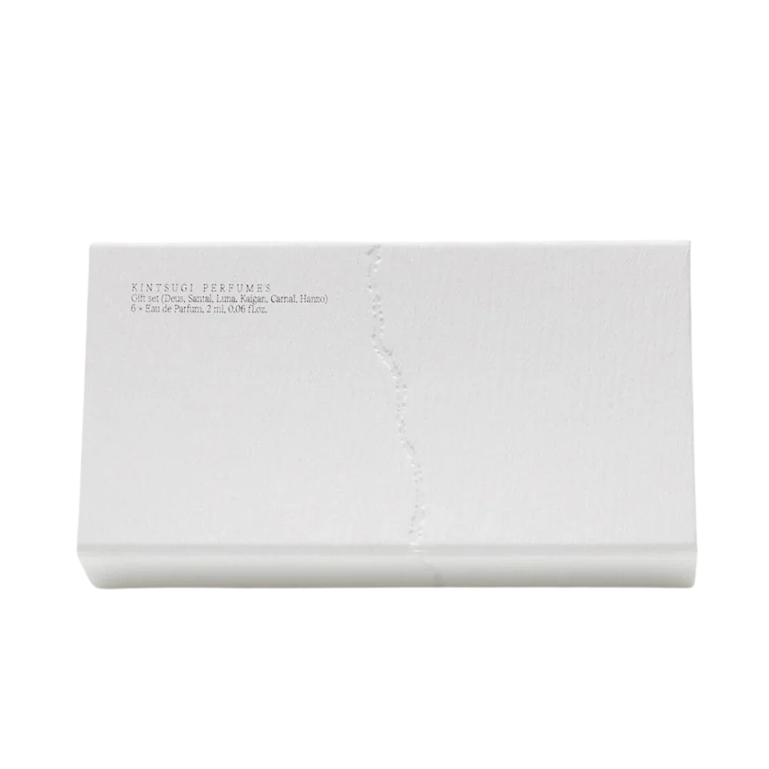 Weiße Schachtel mit der Aufschrift "Kintsugi Perfumes". Produkt: Gift Set 8 x 2 ml, Anbieter: Kintsugi Perfumes.