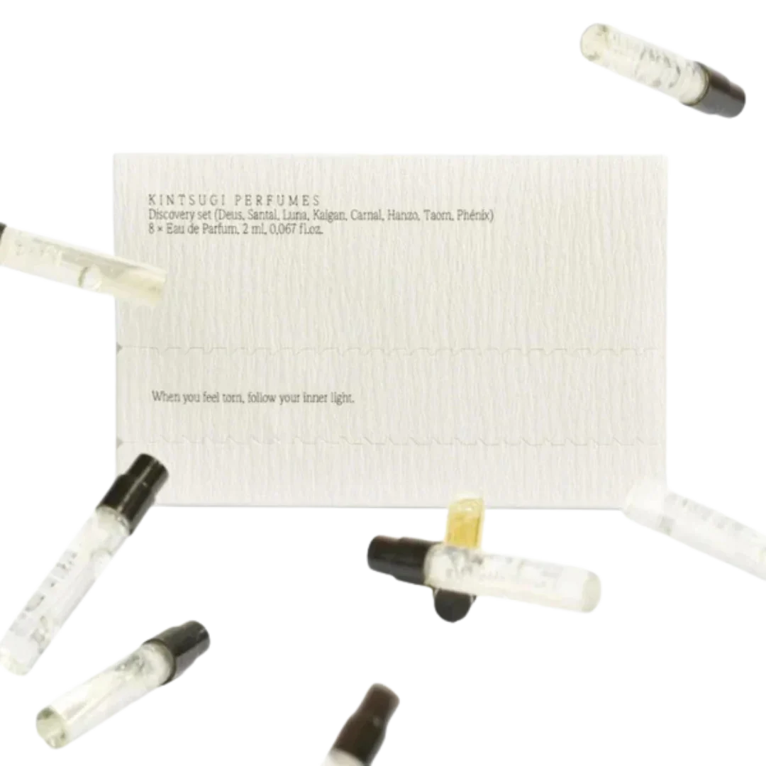 Acht kleine Parfümfläschchen neben einer Verpackung mit dem Aufdruck "Kintsugi Perfumes Discovery Set". Produkt: Discovery Set 8 * 2 ml, Anbieter: Kintsugi Perfumes.