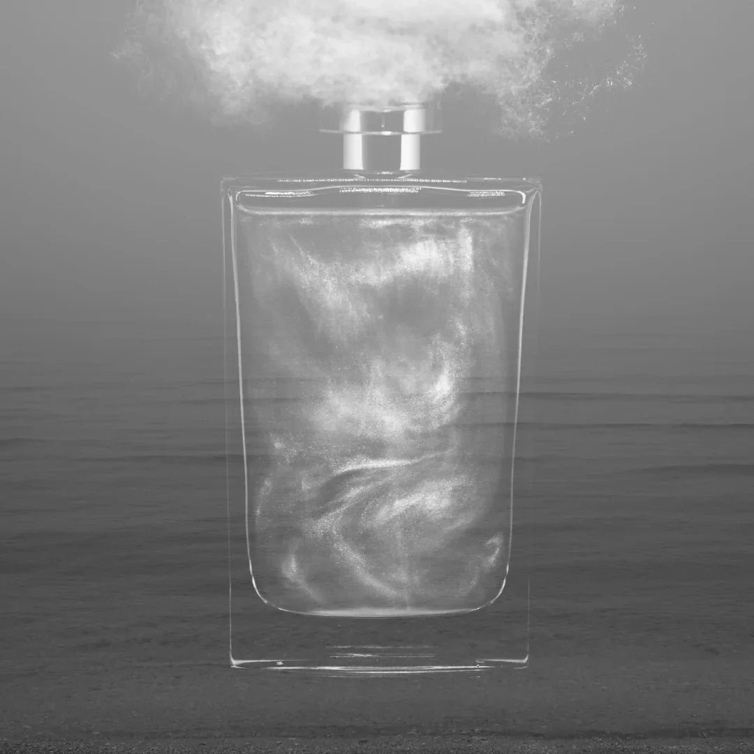 Parfümflakon mit schimmernder Flüssigkeit und Rauchwolke am Hals. Titel: NEBBIA SPESSA. Anbieter: Filippo Sorcinelli.