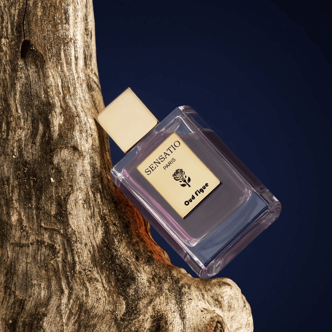 Sensatio Paris Oud Figue Extrait de Parfum kunstvoll auf verwittertem Holz arrangiert, kontrastreich vor dunklem Hintergrund, elegant und charakterstark, erhältlich bei scent amor.