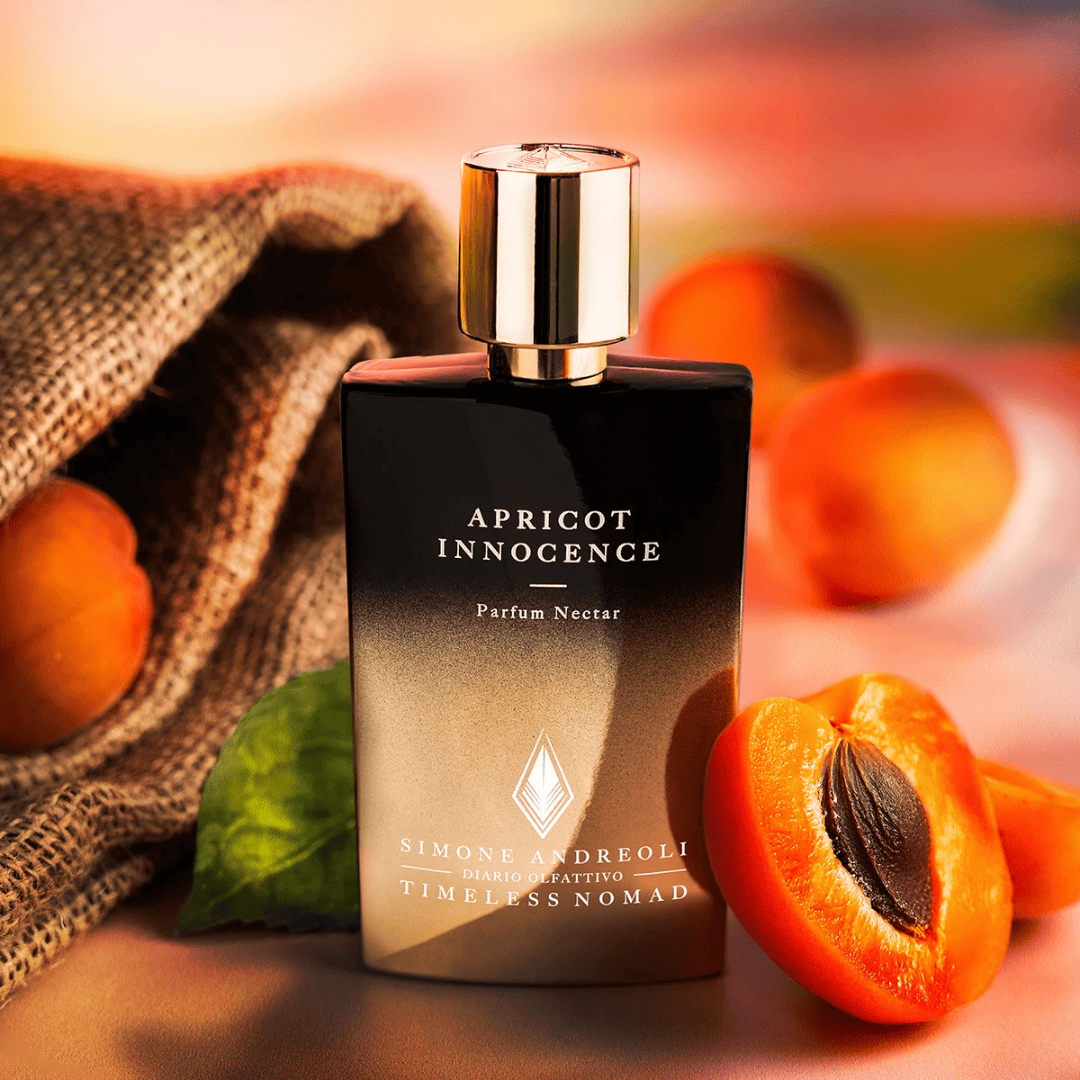 Simone Andreoli Apricot Innocence Parfum Nectar – Flakon kunstvoll inszeniert mit frischen Aprikosen, Symbol für natürliche Süße bei scent amor