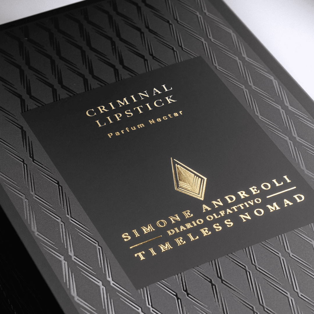 Simone Andreoli Criminal Lipstick Parfum Nectar – Detailaufnahme der Box, elegante Veredelung bei scent amor