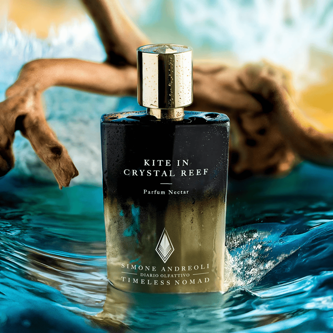 Simone Andreoli Kite in Crystal Reef Parfum Nectar – Flakon auf Wasser treibend, Sinnbild für Meeresfrische und Leichtigkeit bei scent amor