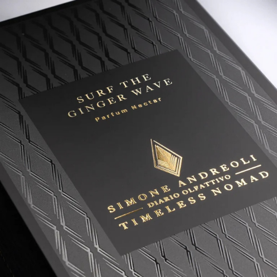 Simone Andreoli Surf the Ginger Wave Parfum Nectar, Detailaufnahme der edlen Verpackung mit strukturierter Oberfläche und goldener Prägung, luxuriöse Präsentation, erhältlich bei scent amor.