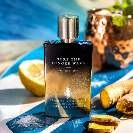 Simone Andreoli Surf the Ginger Wave Parfum Nectar, Flakon inszeniert mit Zitrone, Ingwer und Meersalz, spritzig-frischer Duft mit würziger Note, erhältlich bei scent amor.