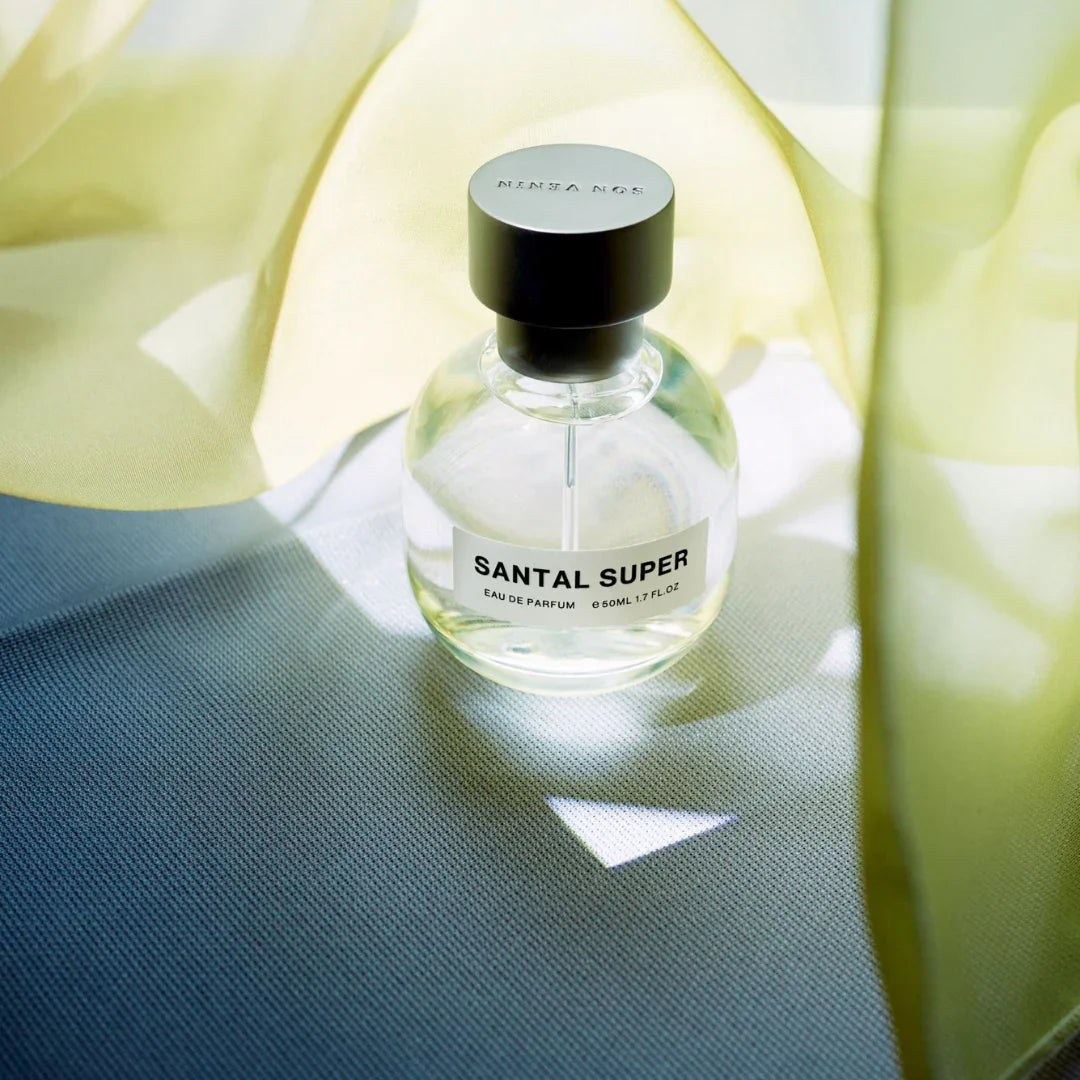 Glasflasche mit schwarzem Verschluss und Aufschrift "SANTAL SUPER" von "SON VENÏN".