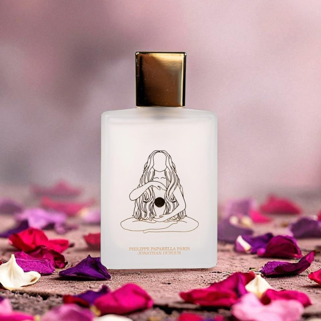 Spiritum Paris Sacred F Eau de Parfum, Rückseite des Flakons mit zarter Illustration, umgeben von farbigen Blütenblättern, künstlerischer Duftauftritt, erhältlich bei scent amor