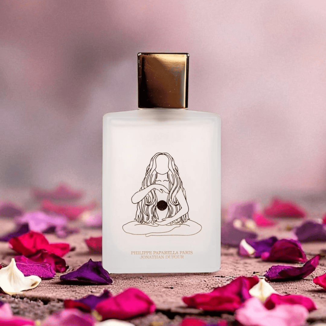 Spiritum Paris Sacred F Eau de Parfum, Rückseite des Flakons mit zarter Illustration, umgeben von farbigen Blütenblättern, künstlerischer Duftauftritt, erhältlich bei scent amor