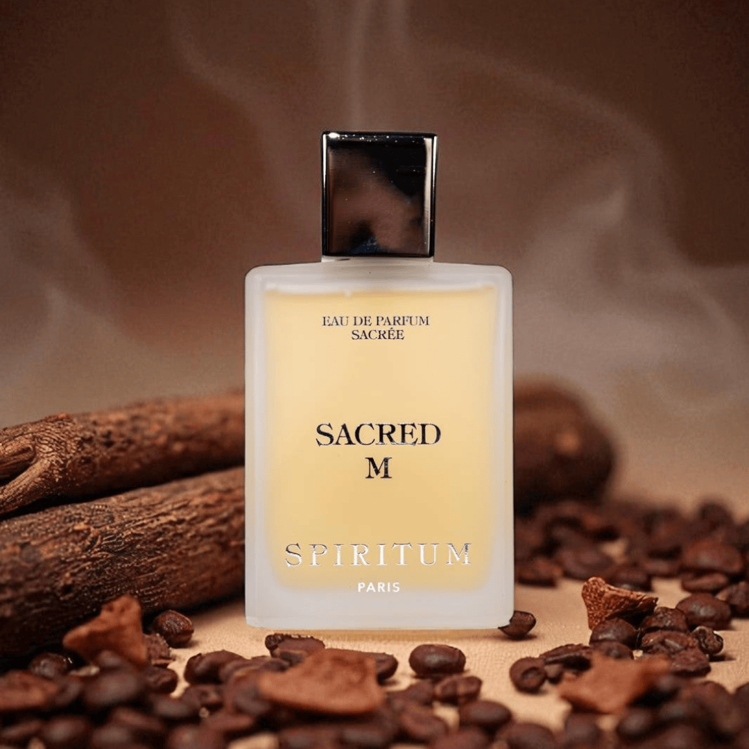 scent amor Spiritum Paris Sacred M Eau de Parfum, Flakon umgeben von Kaffeebohnen und Gewürznoten, aromatisch-warmes Duftbild, erhältlich bei scent amor