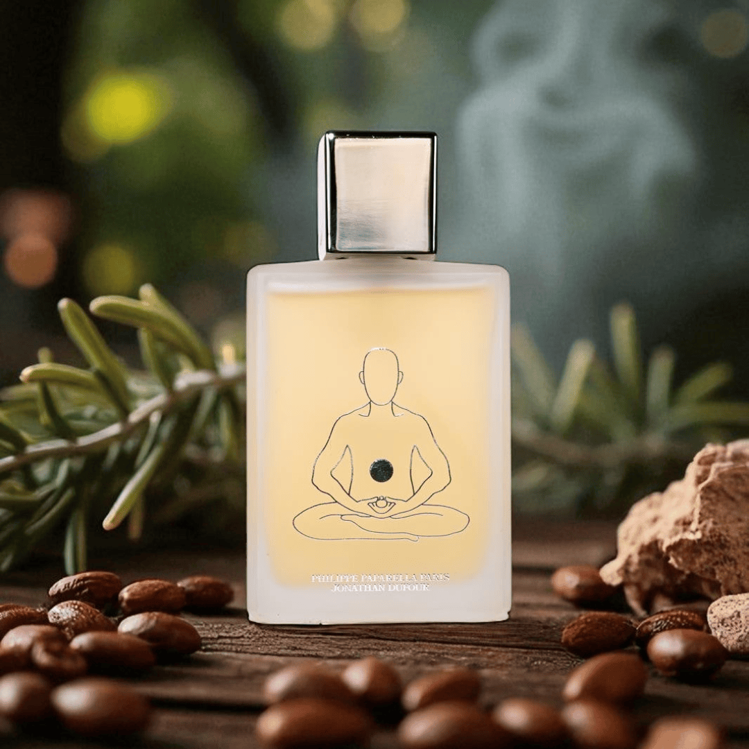 scent amor Spiritum Paris Sacred M Eau de Parfum, Flakon mit Meditationsillustration im natürlichen Umfeld, Kräuter und Bohnen im Hintergrund, erhältlich bei scent amor