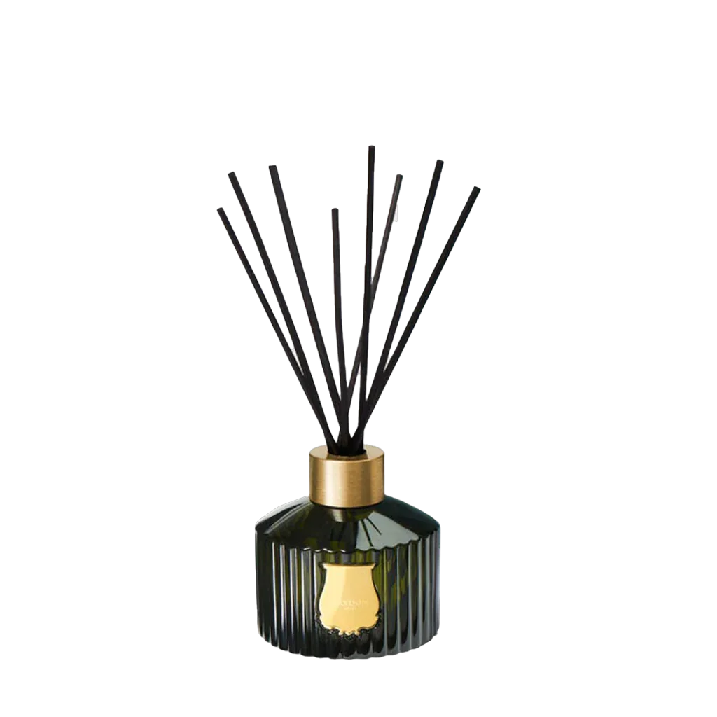 Diffuser "SPIRITUS SANCTI" von Trudon, in dunklem, geriffelten Glasflakon mit goldener Plakette und schwarzen Stäbchen.