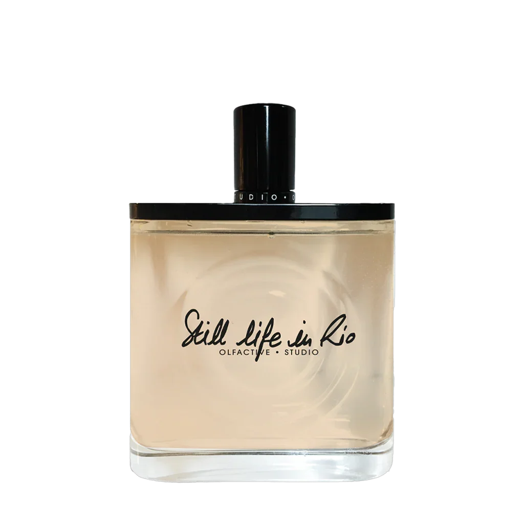 Rechteckige Parfümflasche "Still Life in Rio" von Olfactive Studio, mit schwarzem Verschluss und schwarzem Schriftzug.