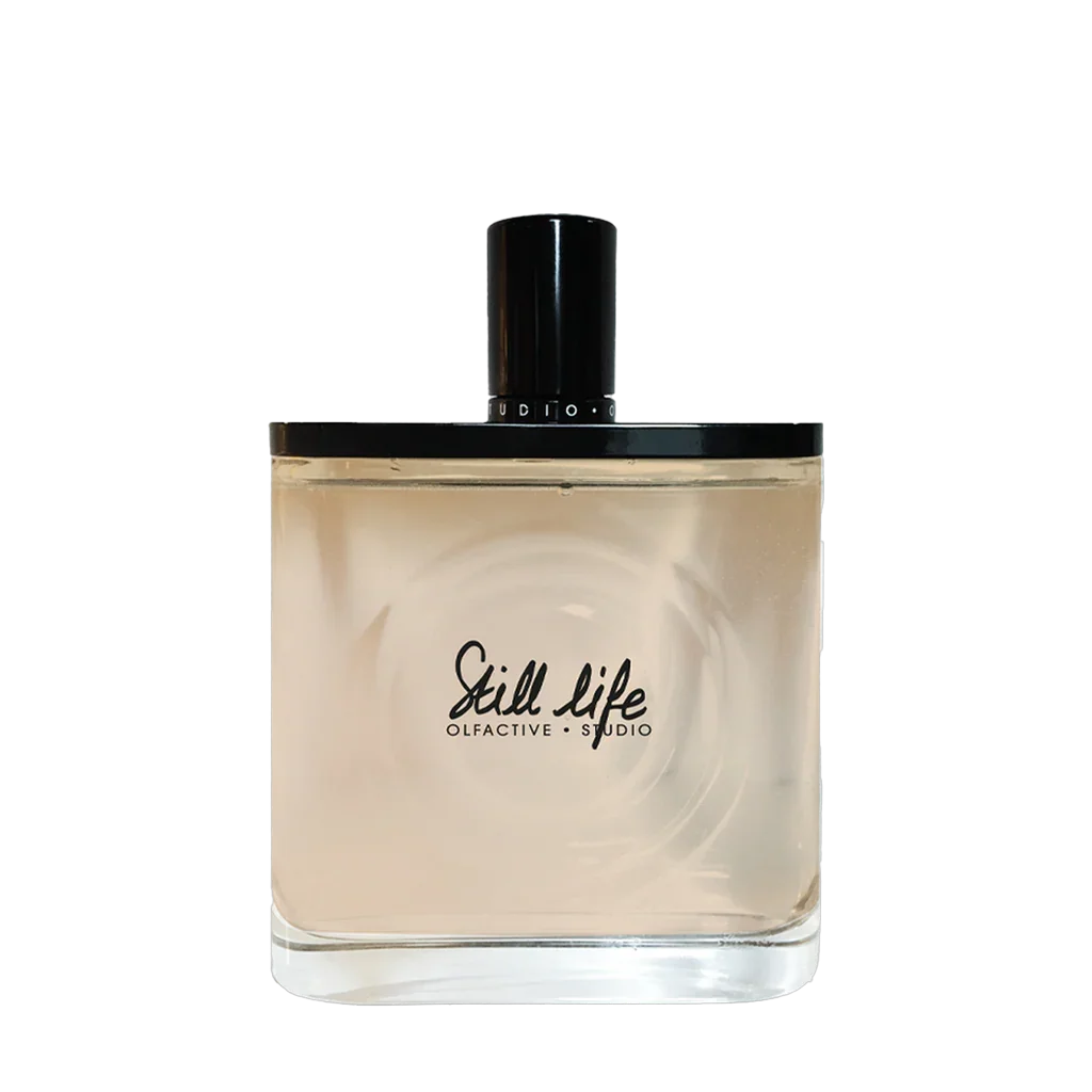 Parfümflasche "Still Life" von Olfactive Studio, rechteckig und transparent mit schwarzem Verschluss und schwarzer Aufschrift.