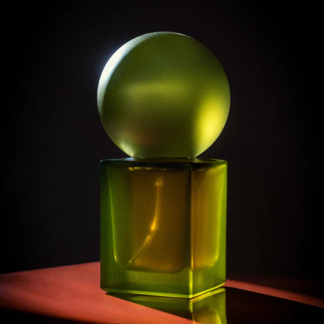 Stora Skuggan PINE Eau de Parfum in waldiger Szenerie – ein langanhaltender, tiefgründiger Extrait de Parfum, entdecken bei scent amor