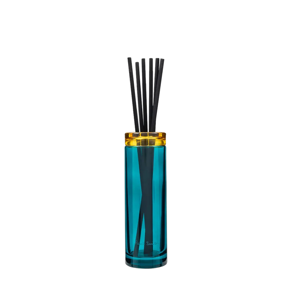 "Sunseeker Diffuser" von Paul Smith; ein transparenter Behälter mit blauem Flüssigkeitsinhalt und schwarzen Stäbchen.