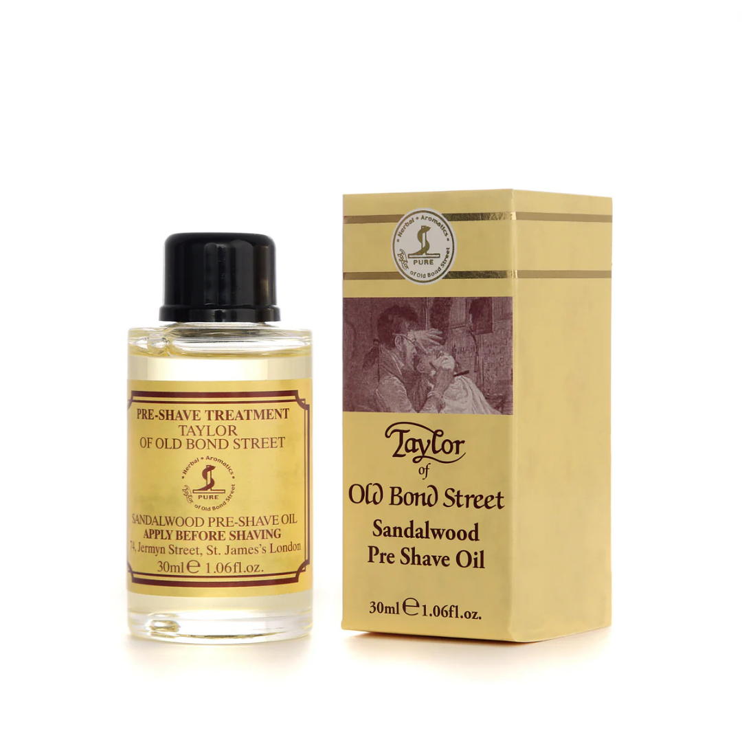 Taylor of Old Bond Street Sandalwood Pre Shave Oil, Rasuröl mit Sandelholz in Glasflasche neben der goldenen Verpackungsbox, klassische Barbershop-Ästhetik, erhältlich bei scent amor