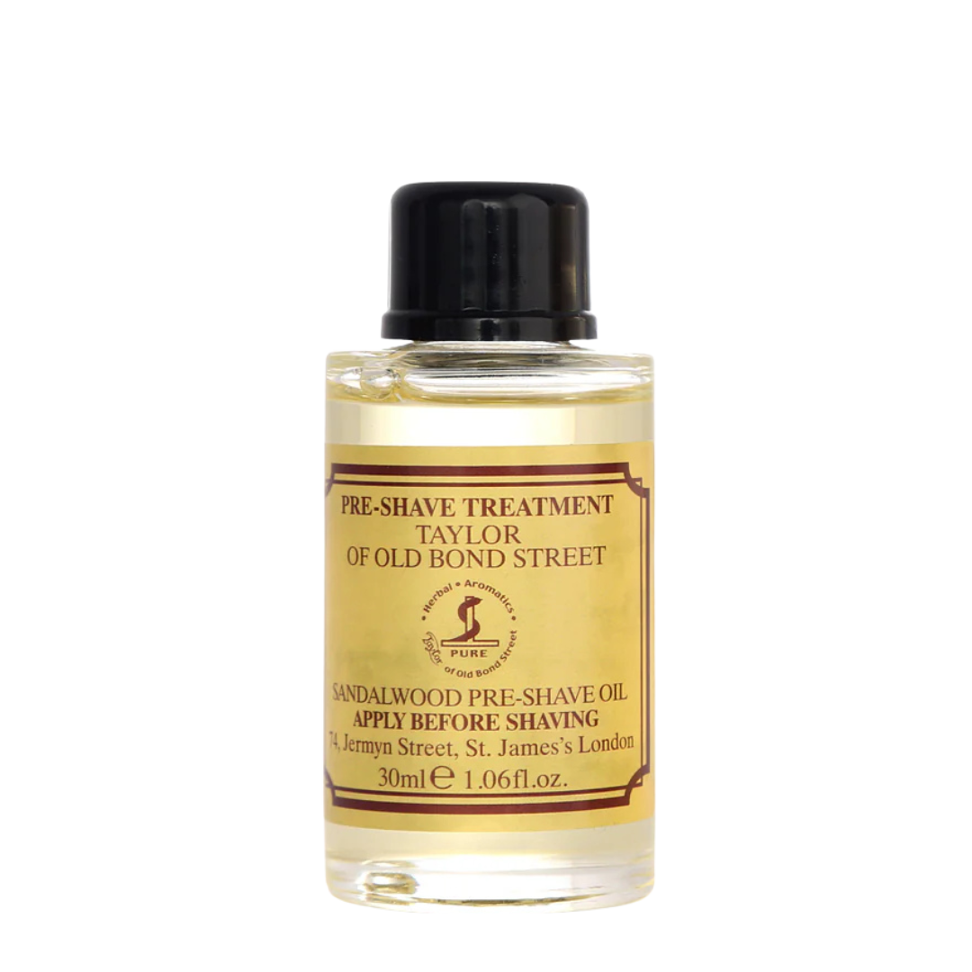 Taylor of Old Bond Street Sandalwood Pre Shave Oil, freigestellter Flakon mit klassischem Etikett, pflegendes Rasuröl mit warmem Sandelholz, erhältlich bei scent amor