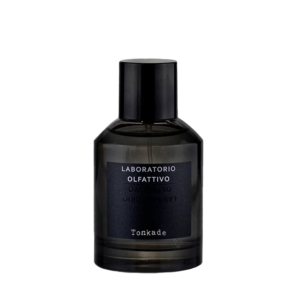 Parfümflasche "Tonkade" von Laboratorio Olfattivo aus dunklem Glas mit schwarzem Etikett und Verschluss.