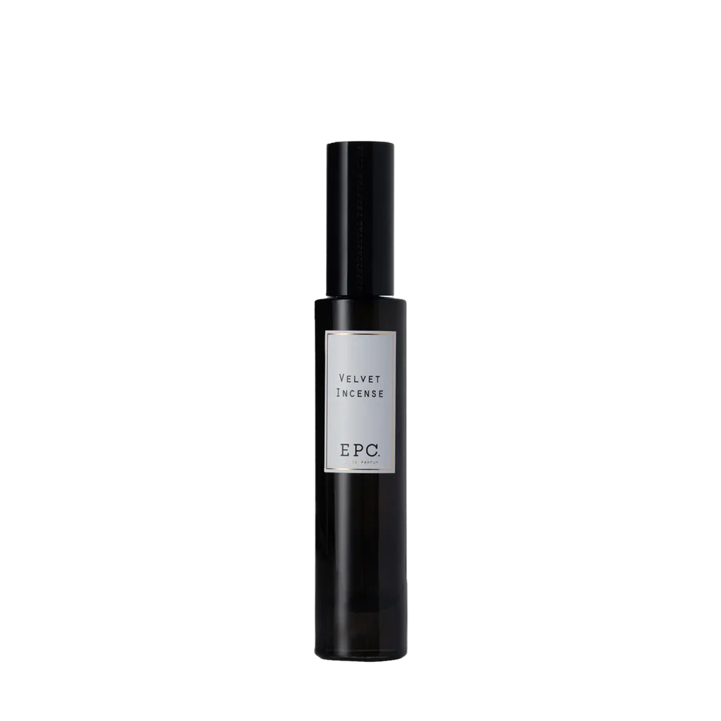Schwarze Flasche "Velvet Incense" von Experimental Perfume Club mit einem weißen Etikett und dem Aufdruck "EPC".