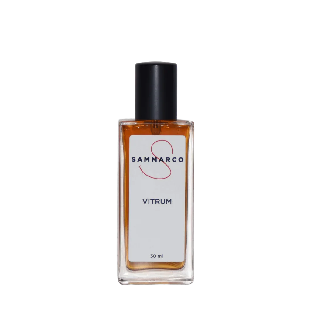 Klares rechteckiges Parfumflasche mit schwarzem Sprühverschluss, Etikett "SAMMARCO VITRUM 30 ml".