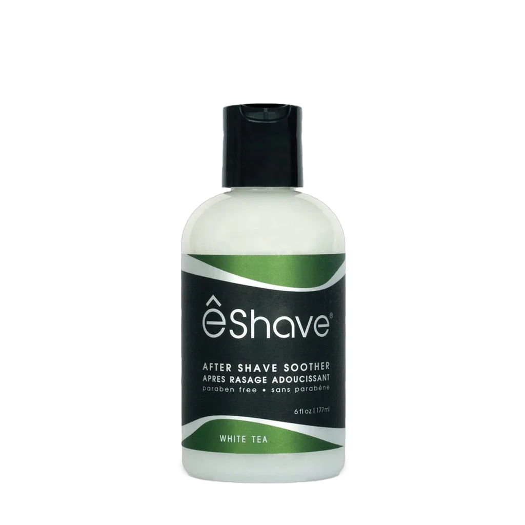 E-Shave Lotion White Tea von eShave, weiße Flasche mit schwarzem Klappverschluss und grünem Etikett.
