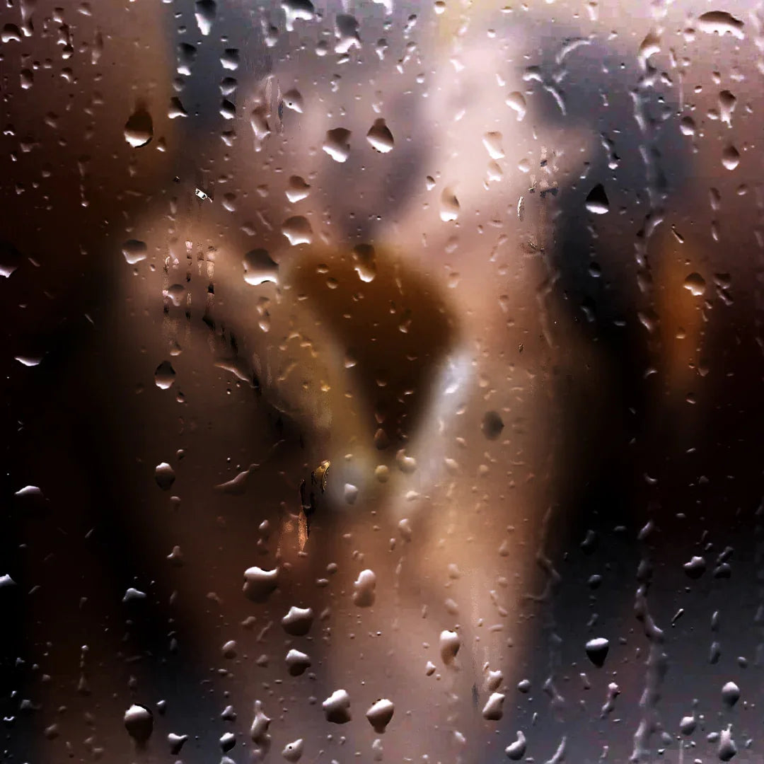 Paar in Dusche mit Wassertropfen