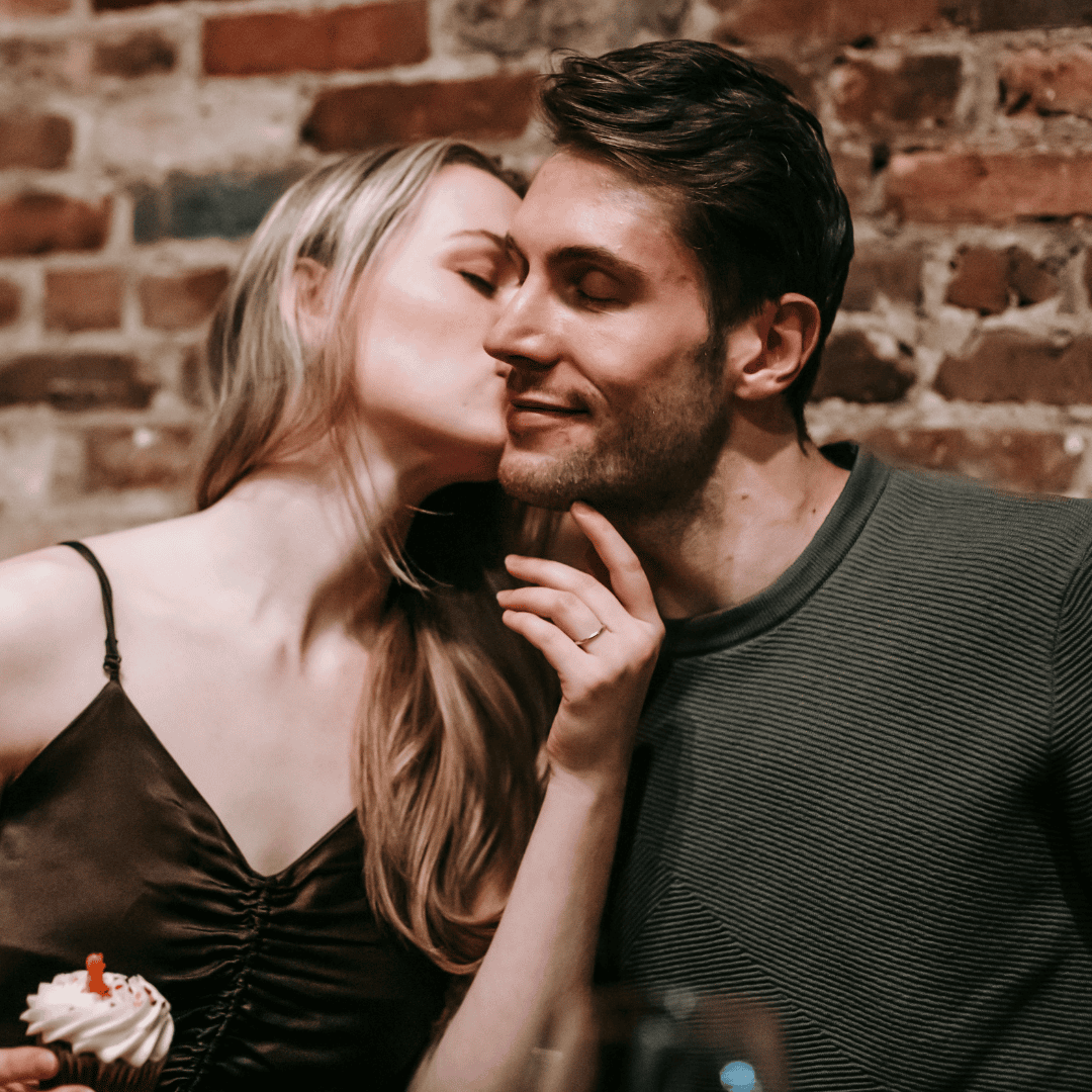 Frau schnuppert am Nischenduft ihres Freundes. Nischenparfum entdeckt bei scent amor