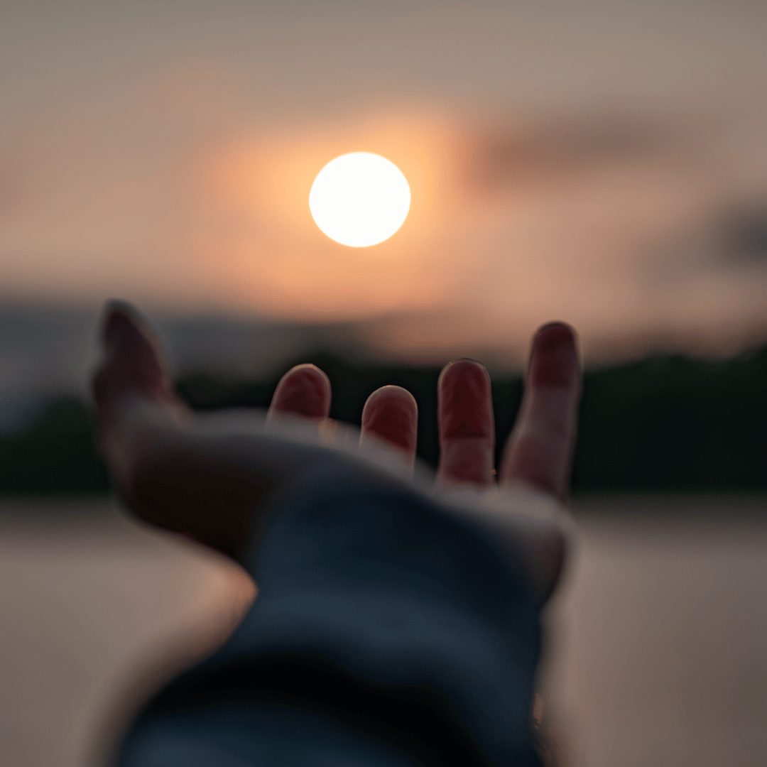 Nischendüfte immer vom Fachmann für feine Nischenparfums Georg R. Wuchsa - Bild mit Hand vor Sonne