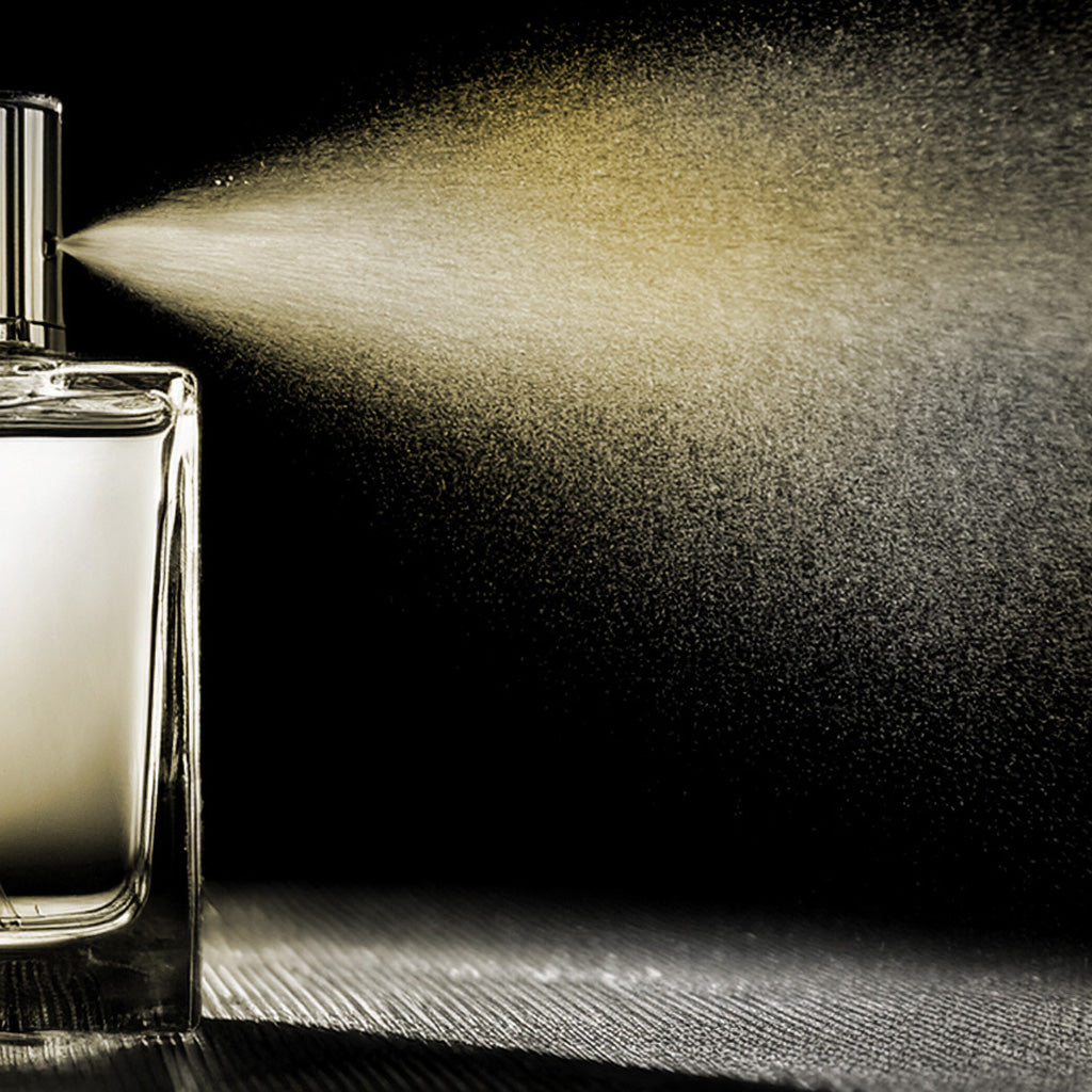 Sprühnebel aus einem Parfumflakon
