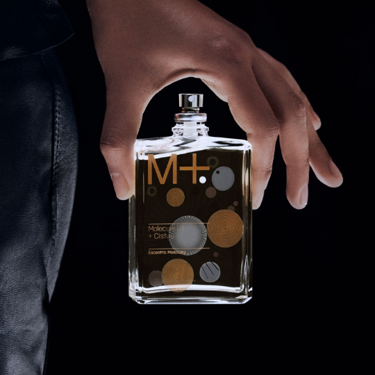 Escentric Molecules Nischenduft Flakon in der Hand haltend bei scent amor deinem Fachmann für feine Nischenparfums