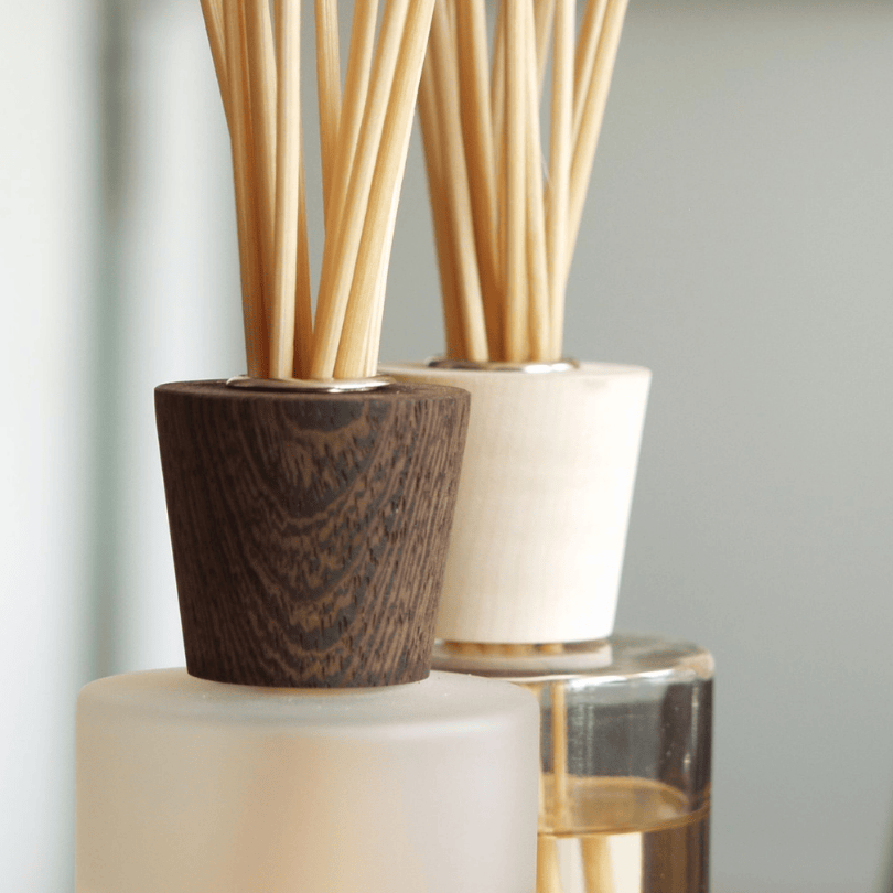 Raumduft im Sommer, Diffusoren von Linari bei scent amor mit Rattanstäbchen