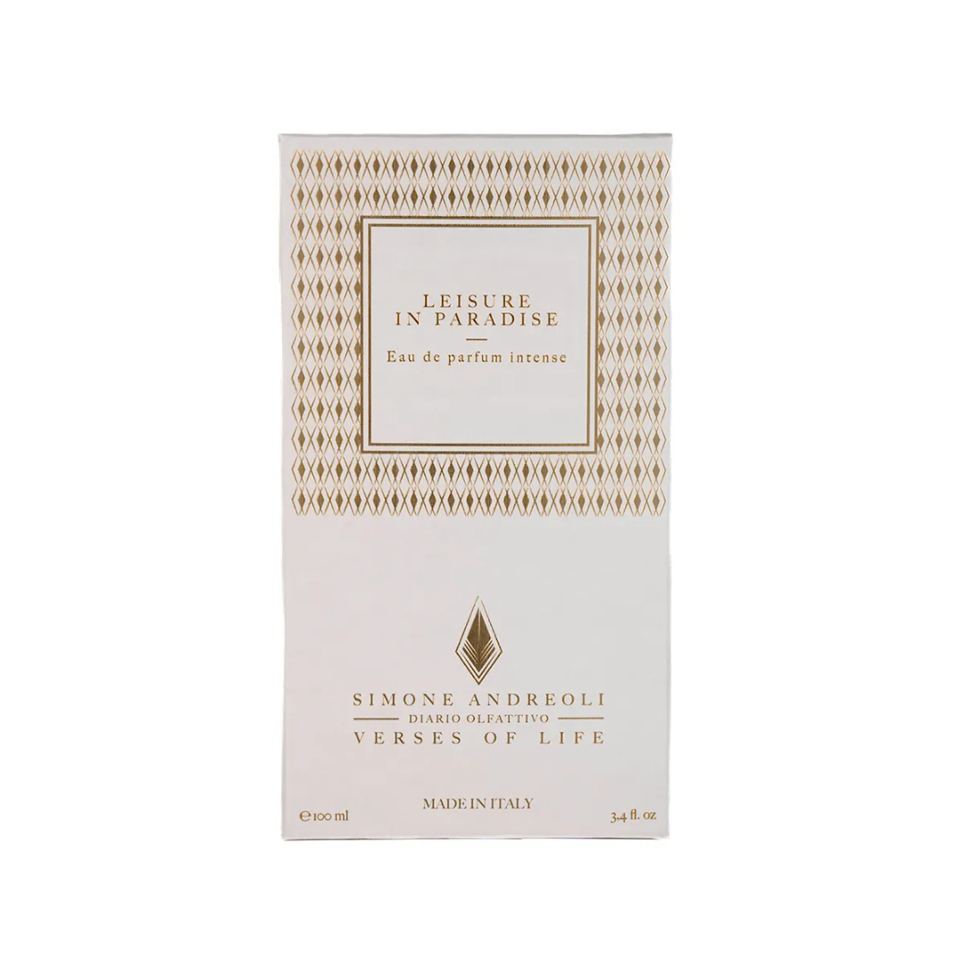Parfümverpackung "Leisure in Paradise" von Simone Andreoli, mit goldenen Ornamenten und Text auf weißem Hintergrund.