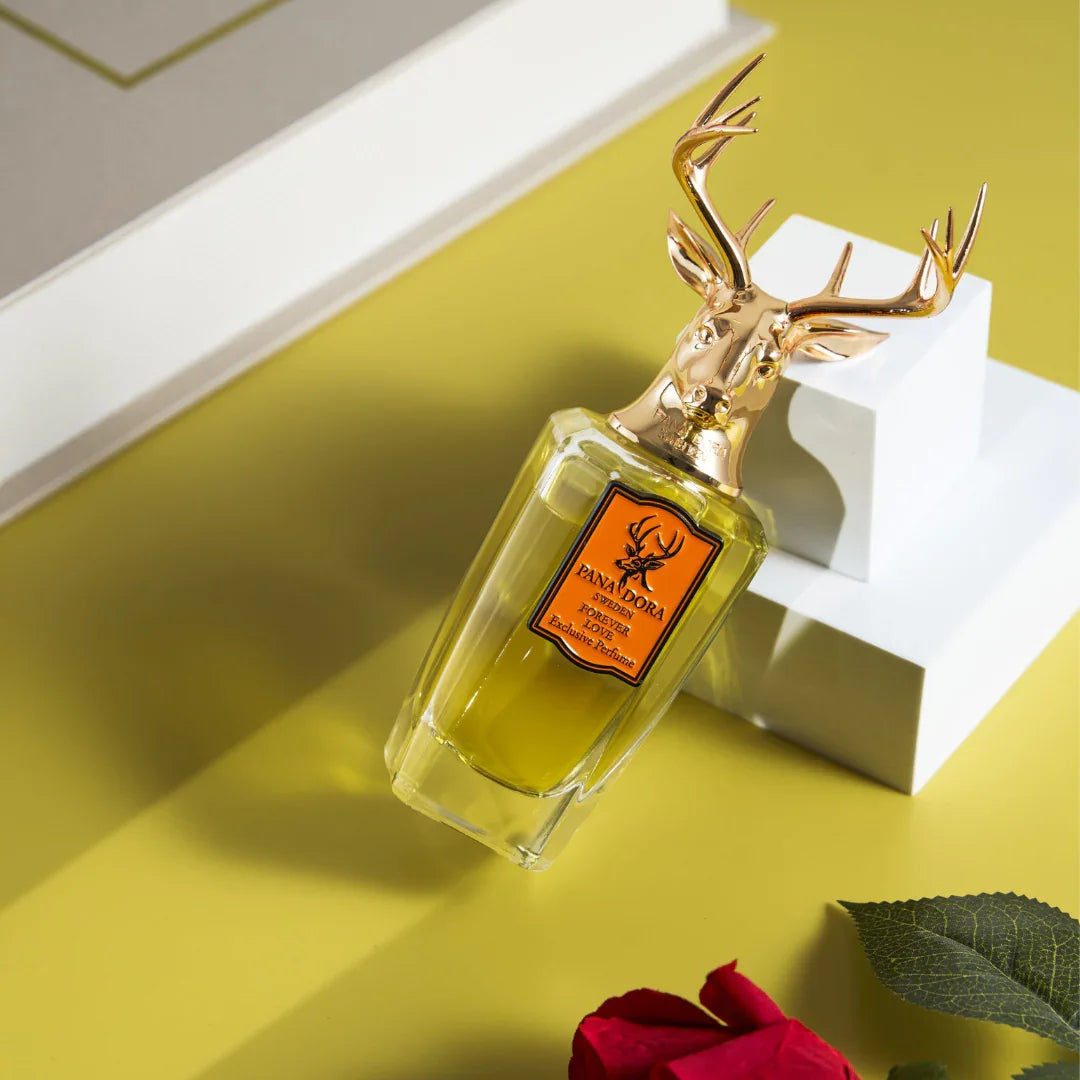 Glasflakon mit goldenem Hirschkopfverschluss und "Forever Love"-Etikett von Pana Dora.