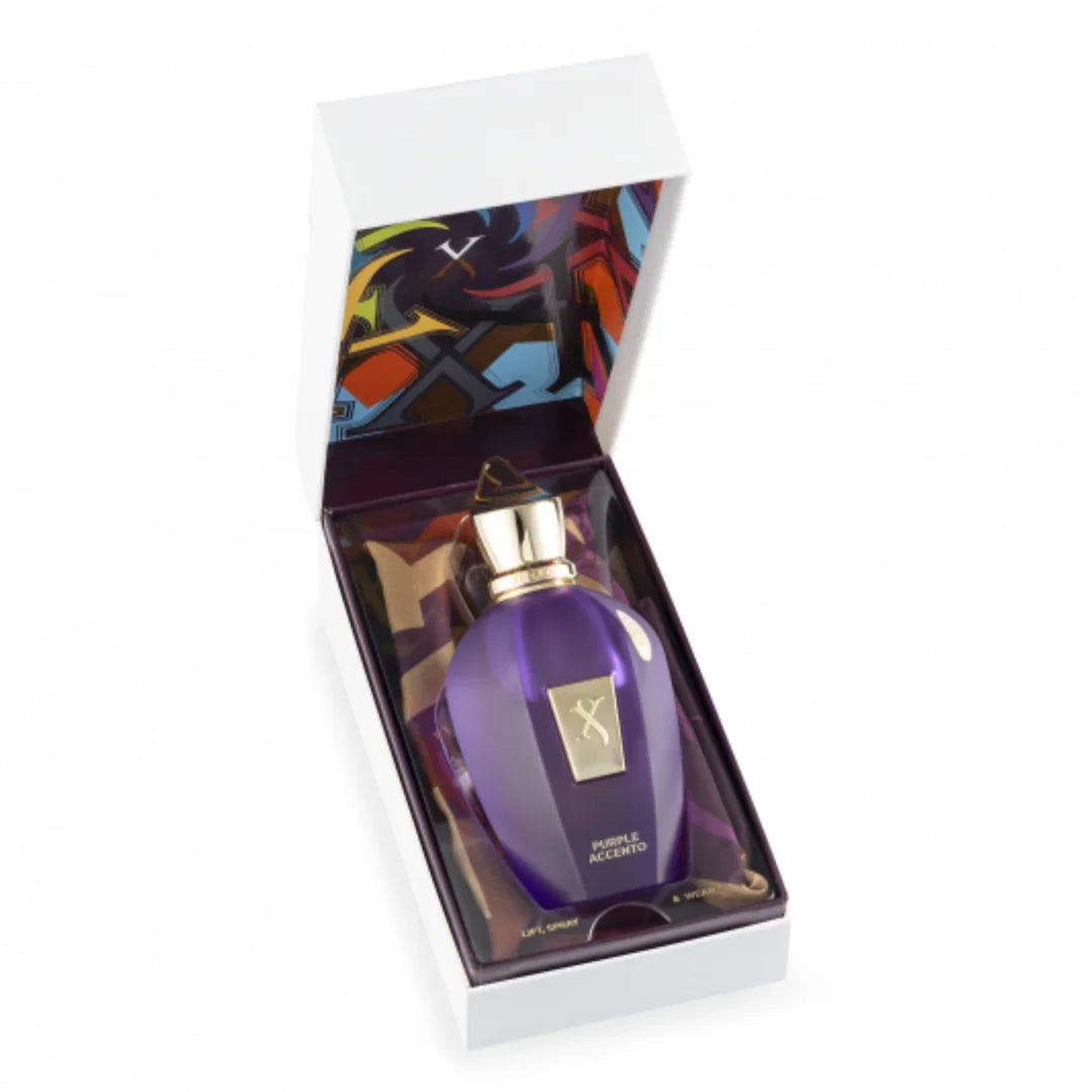 Das Produkt "Purple Accento" von Xerjoff zeigt ein lila Flakon mit goldener Verzierung in einer offenen Box.