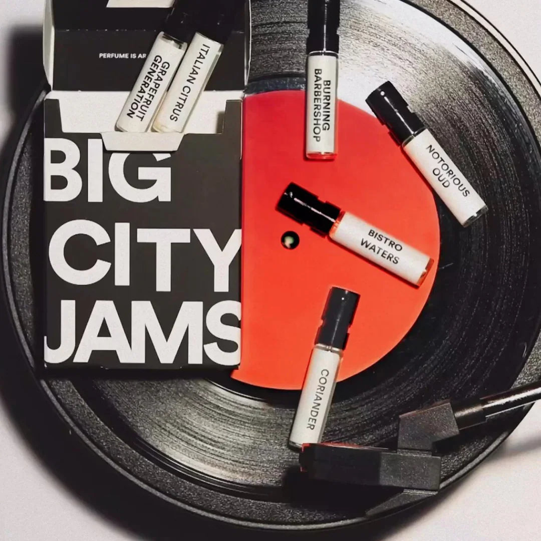Discovery Set Big City Jams von D.S. & Durga. Fünf kleine Parfümflaschen auf Schallplatte arrangiert.