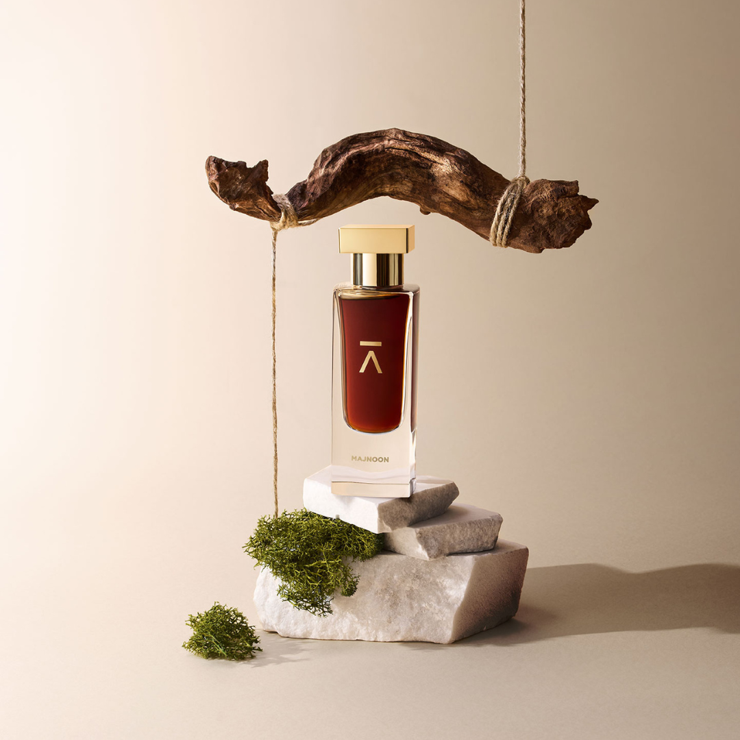 Parfum Flakon MAJNOON von Azman perfumes  auf Marmorplatten mit Moos