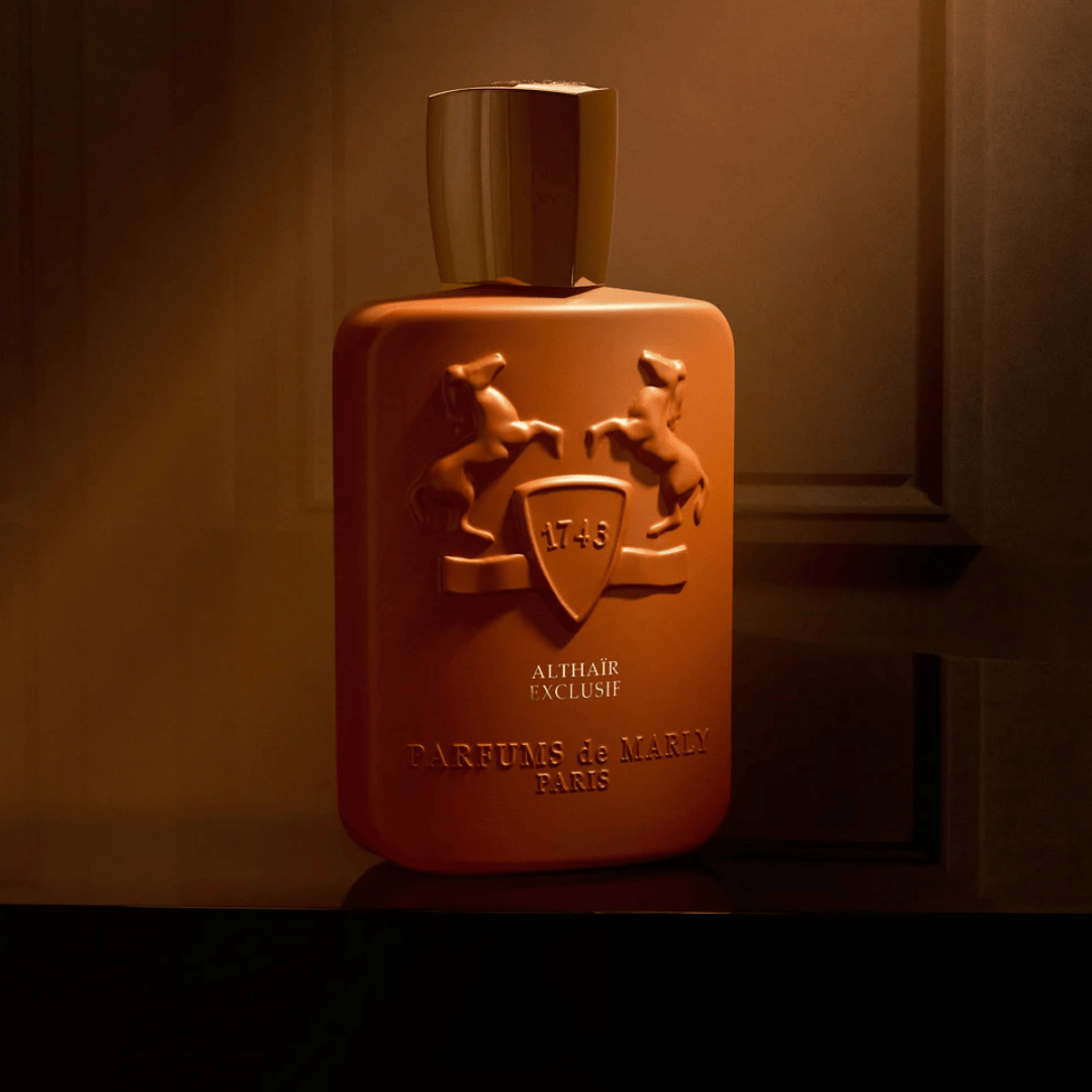 Parfums de Marly ALTHAÏR EXCLUSIF Parfum Nischenduft Flakon im Halbschatten bei scent amor Fachmann für Nischenduft