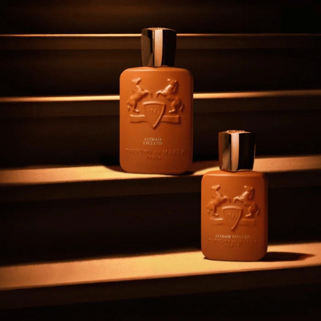 Parfums de Marly ALTHAÏR EXCLUSIF Parfum Nischenduft Flakon auf Treppenstufen bei scent amor Fachmann für Nischenparfum