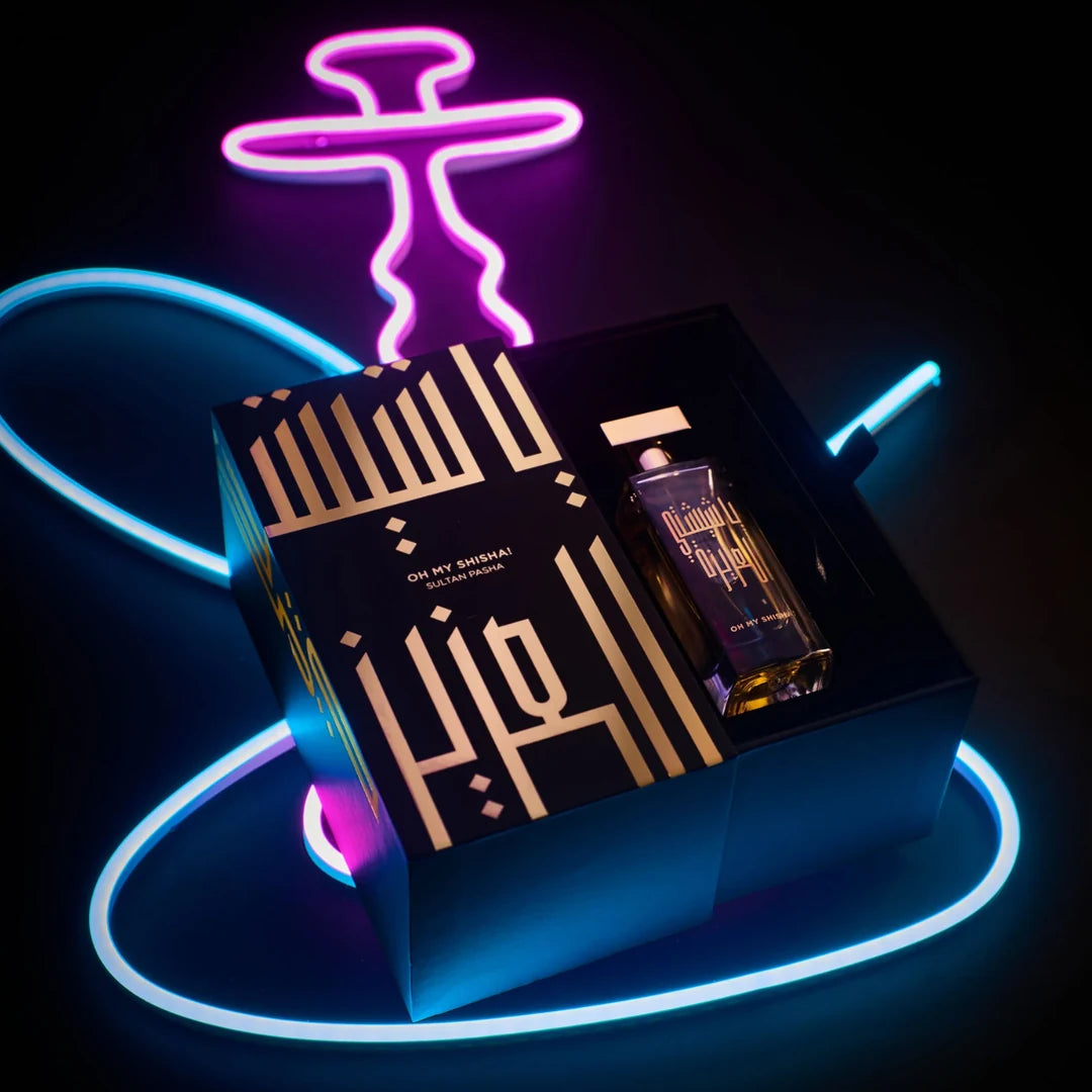 AZMAN Oh my Shisa! Extrait de Parfum in der Box mit Neon Shisha Zeichen dahinter bei scent amor