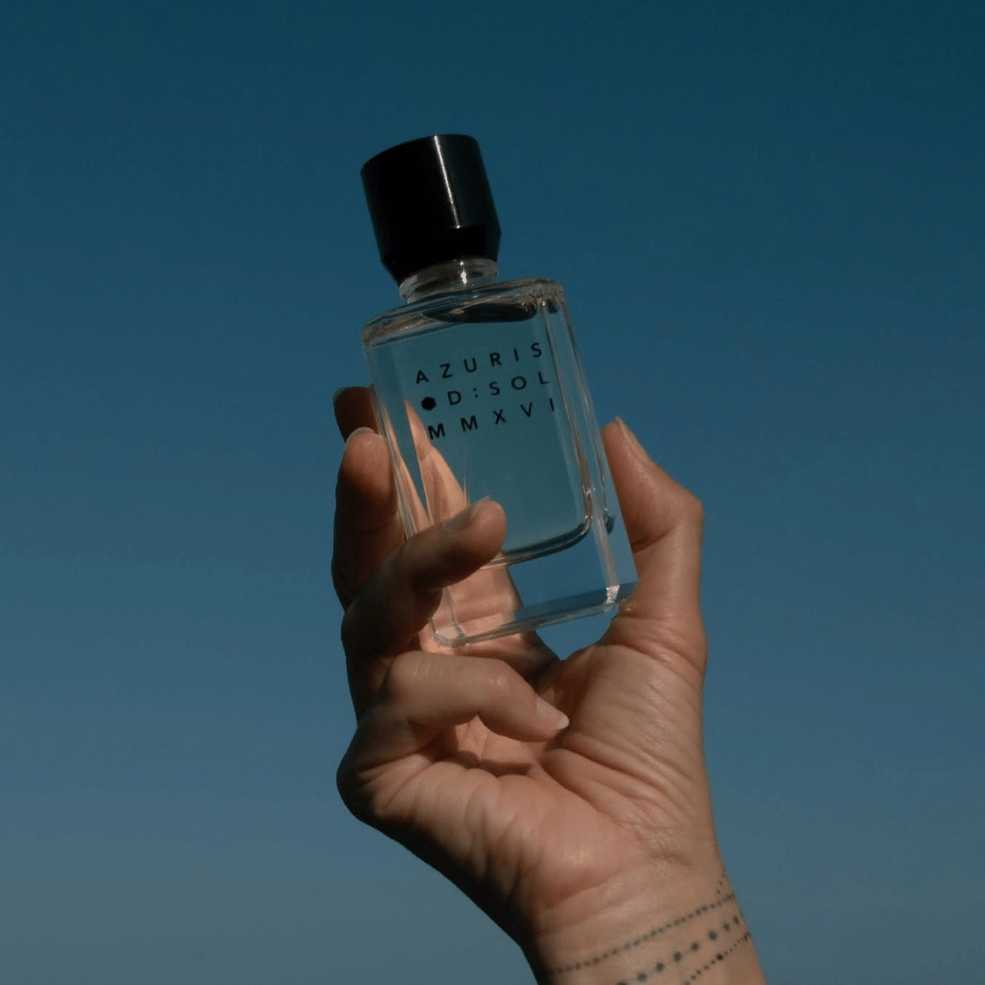 AZURIS DSOL MMXVI Flakon Nischenduft in der Hand vor blauem Hintergrund präsentiert bei scent amor Fachmann für feine Nischenparfums